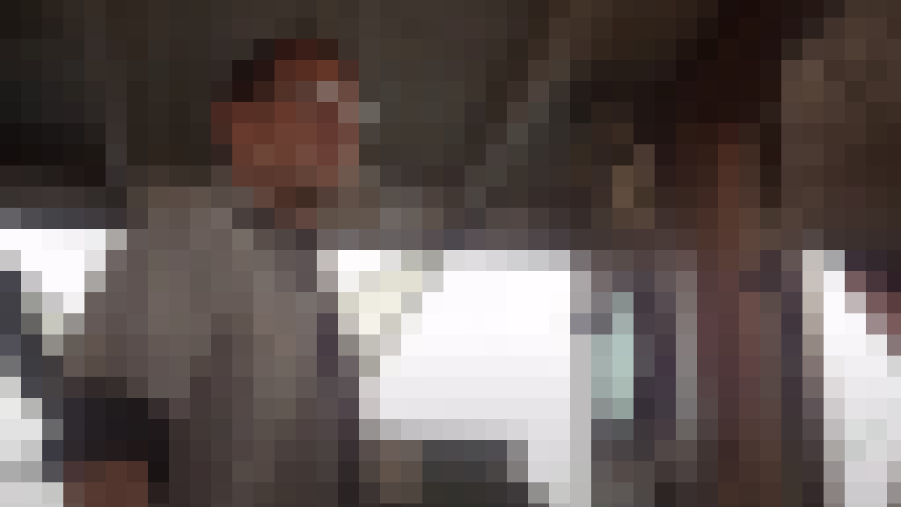 Рой Шайдер недоверчиво смотрит в каюту корабля, пикселизированную, в «Челюстях».
