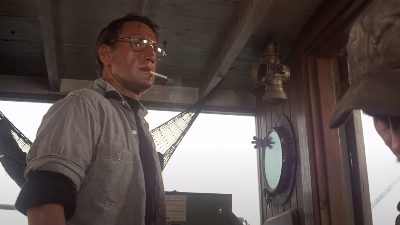 Рой Шайдер недоверчиво смотрит в каюту корабля в «Челюстях».