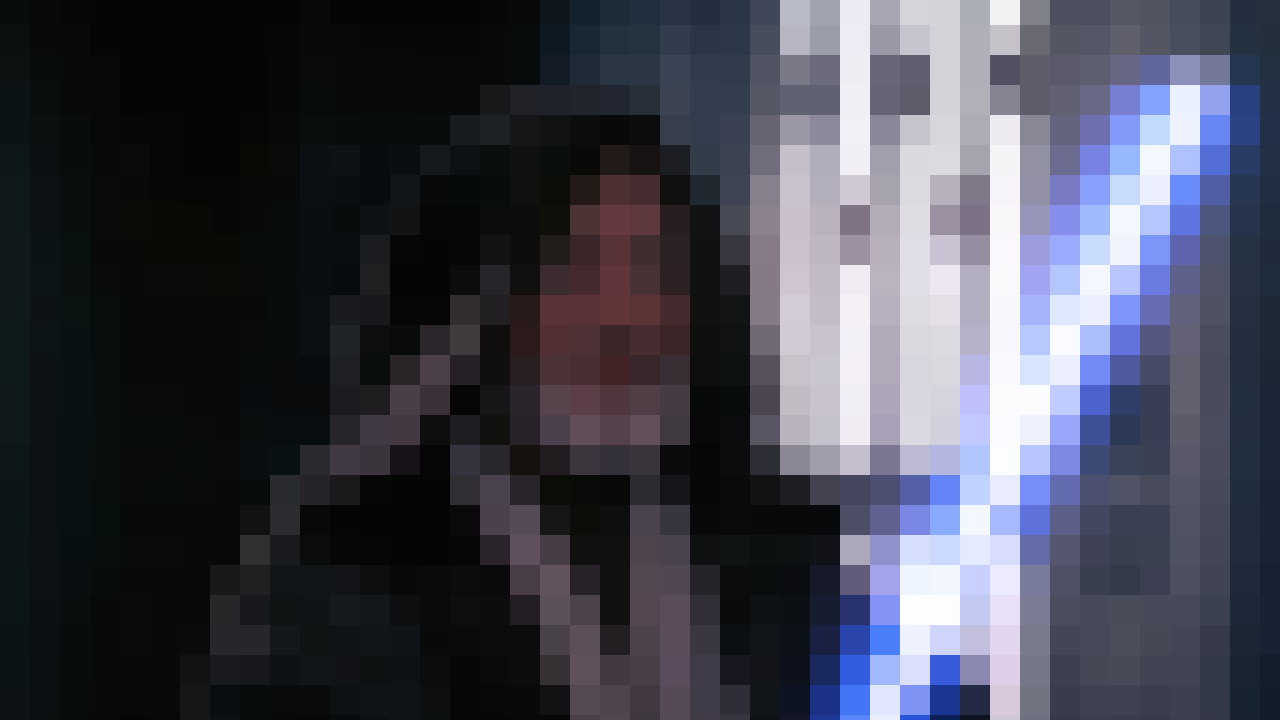 Алек Гиннесс стоит со своим световым мечом, нарисованным в «Звездных войнах», в пикселях.