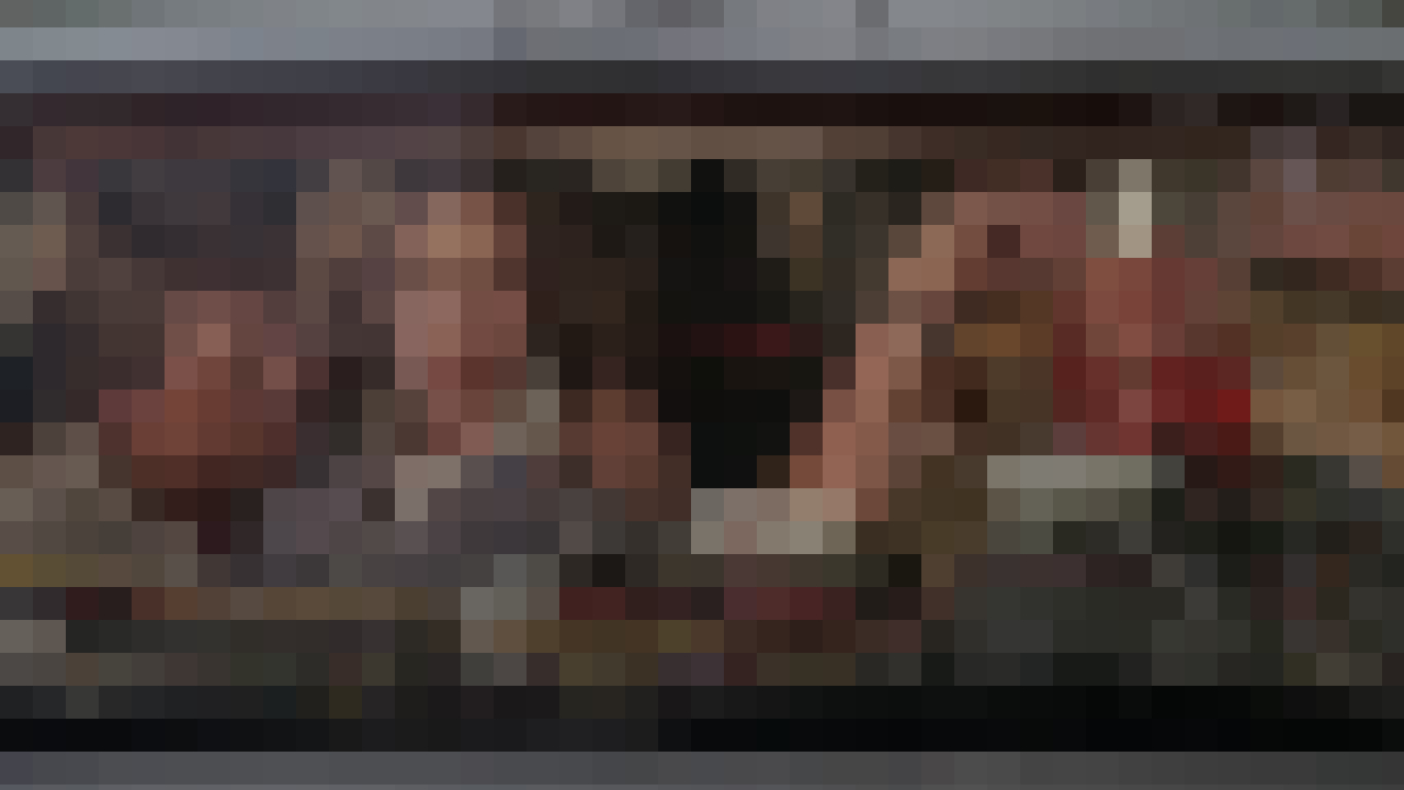 Майкл Дж. Фокс, Клаудия Уэллс и Кристофер Ллойд сидят в DeLorean в фильме «Назад в будущее», пикселизация.