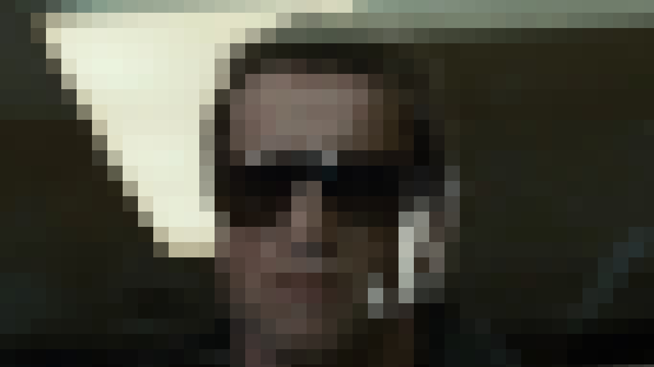 Арнольд Шварценеггер угрожающе стоит за оргстеклом в «Терминаторе», пикселизированном.
