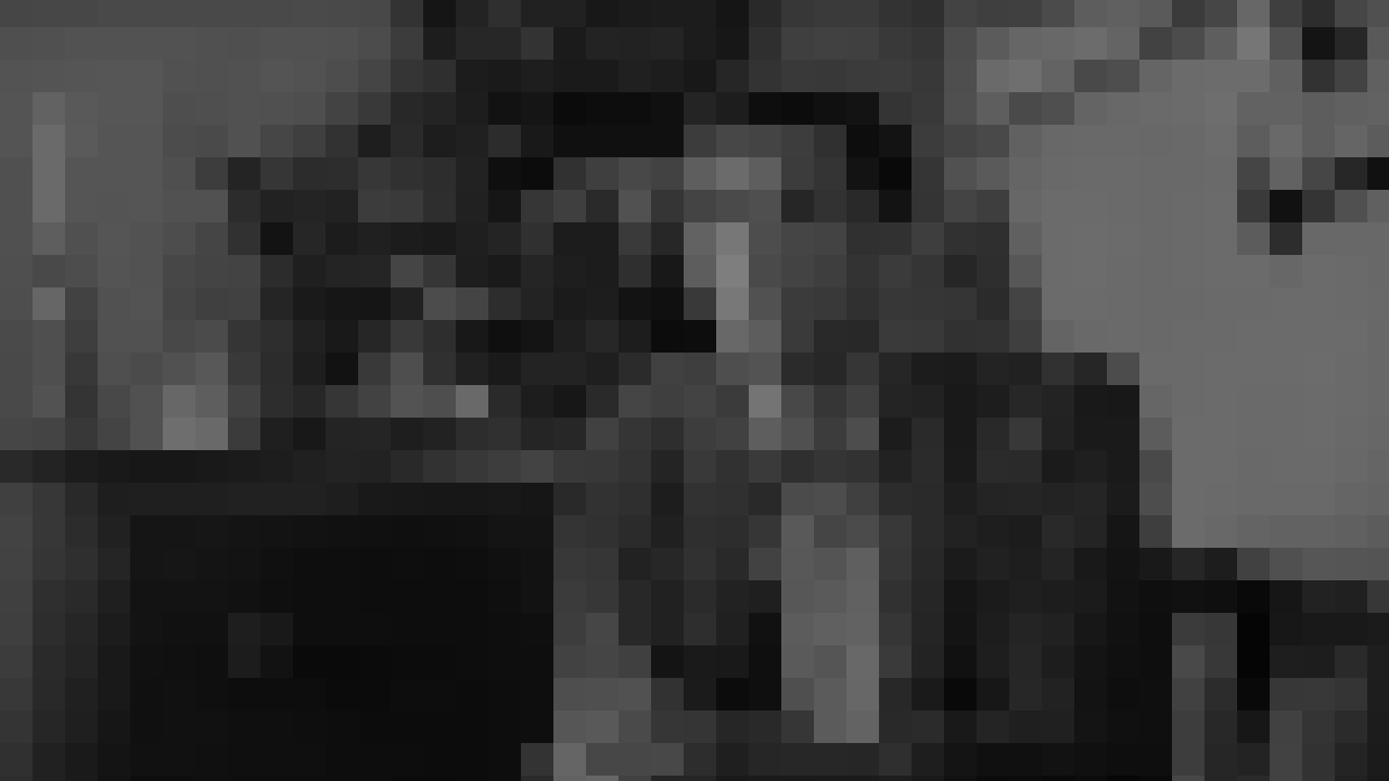 Энтони Перкинс беседует с таксидермией, представленной в «Психо», в пиксельной форме.