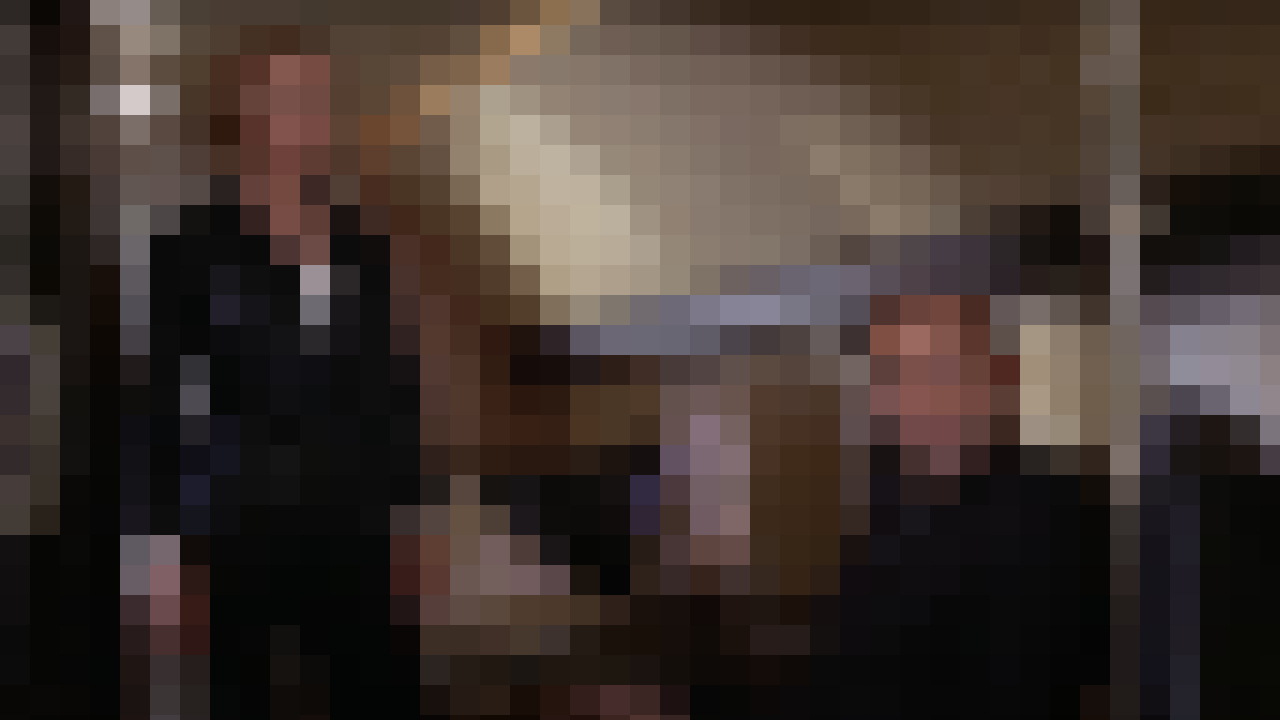 Хонор Блэкман смотрит на Шона Коннери в самолете в Голдфингере, в пикселях.