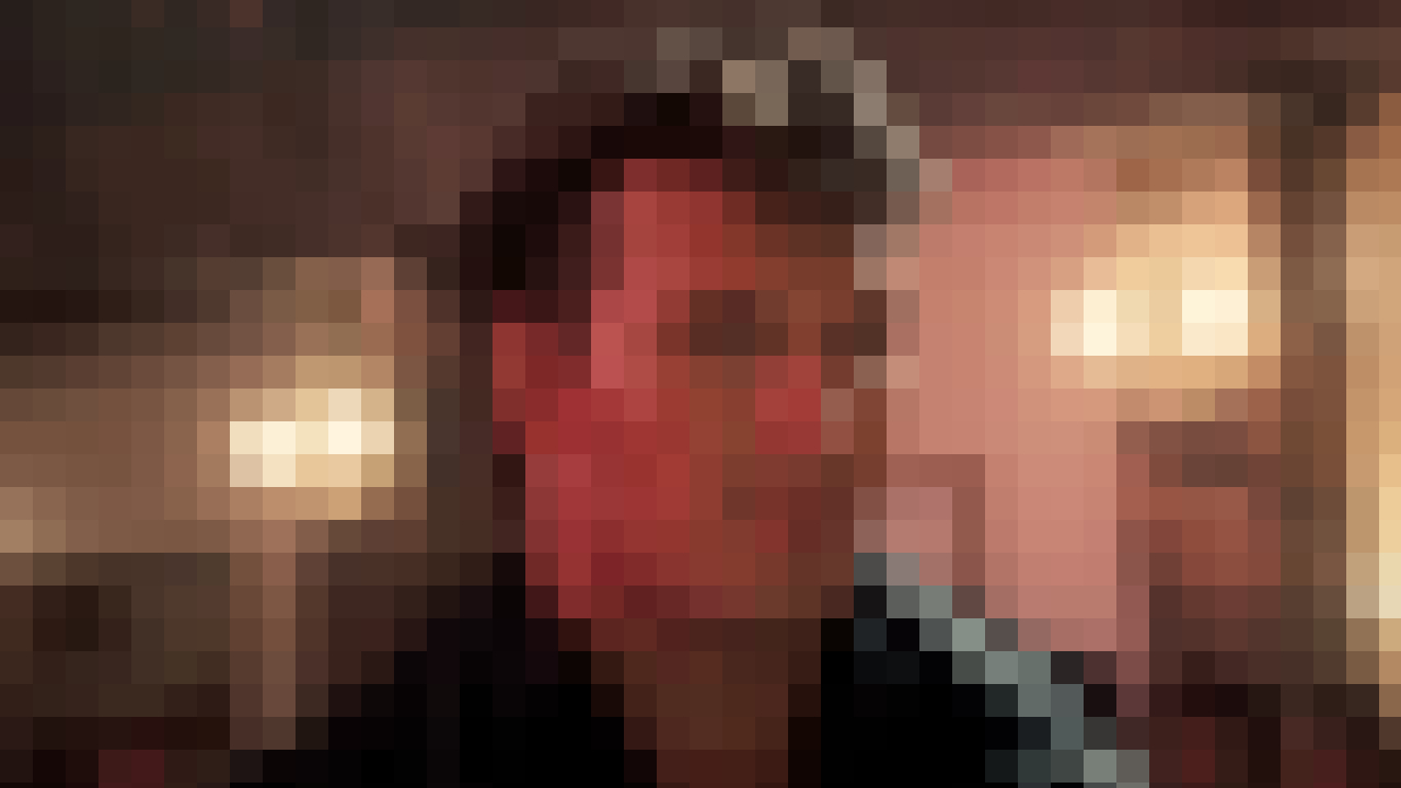 Патрик Суэйзи стоит в бальном зале в «Грязных танцах», пикселизация.