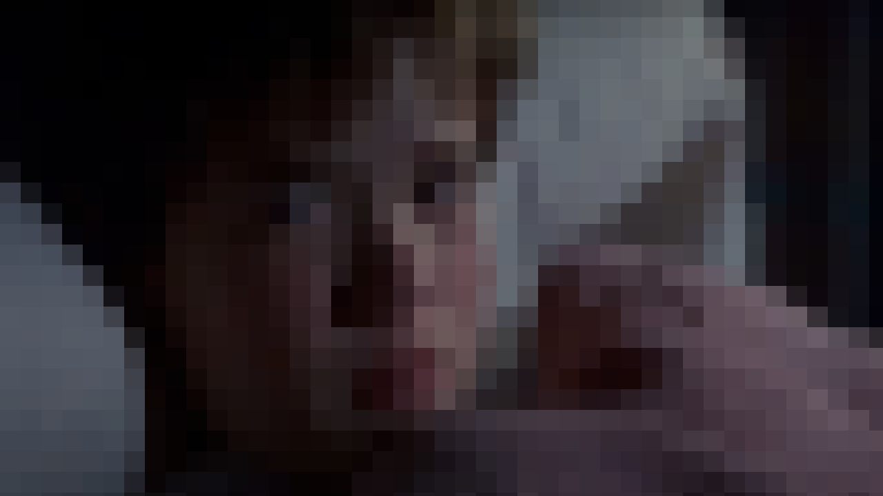Хейли Джоэл Осмент плачет, прячась под одеялом в «Шестом чувстве», пикселизация.