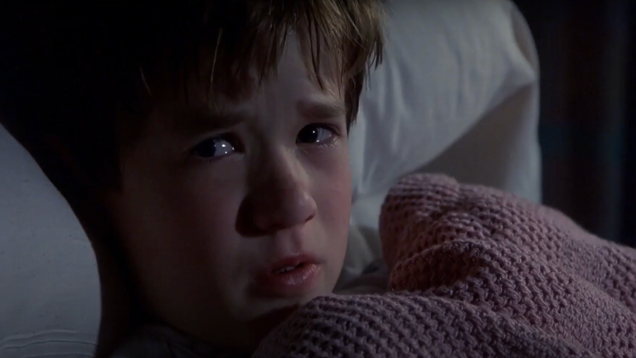 Хейли Джоэл Осмент плачет, прячась под одеялом в «Шестом чувстве».
