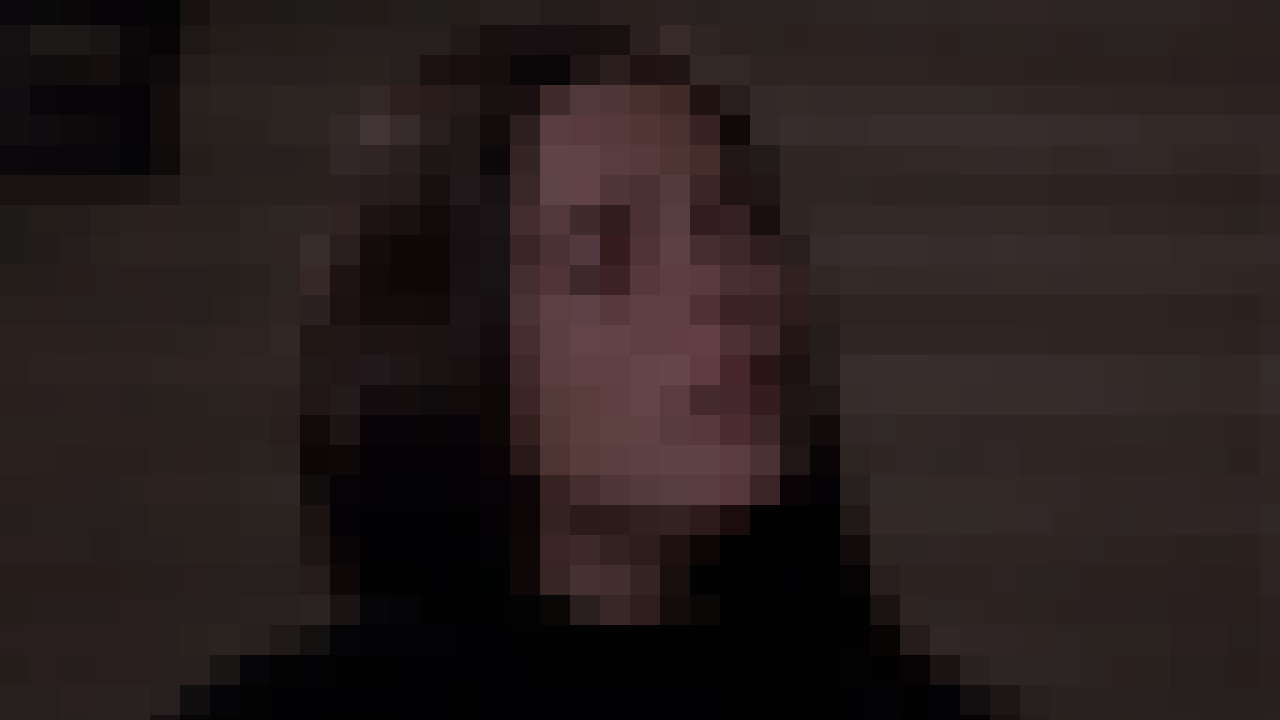 Эли МакГроу плачет на крыльце в «Истории любви», в пикселях.