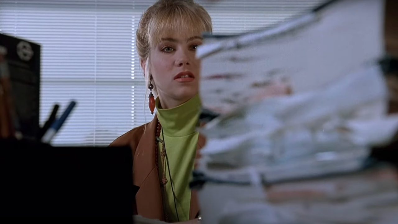 Christina Applegate a l'air intimidée par la paperasse dans Don't Tell Mom The Babysitter's Dead.