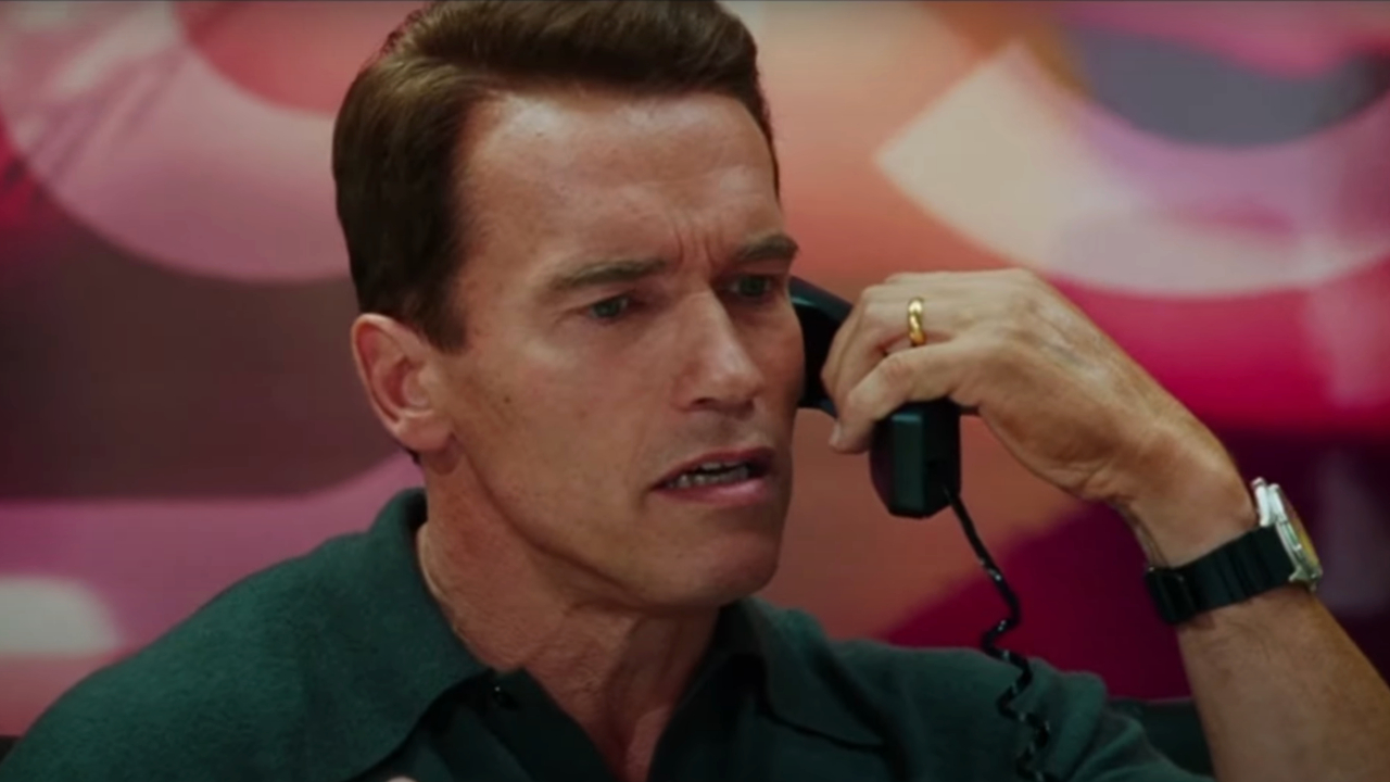 Arnold Schwarzenegger a l'air inquiet au téléphone dans Jingle All The Way.