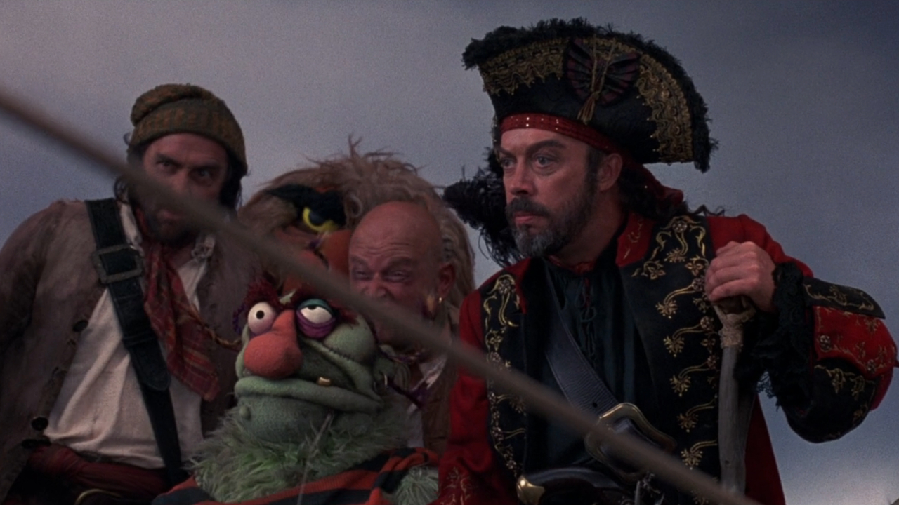 Tim Curry se tient avec ses pirates sur Muppet Treasure Island.