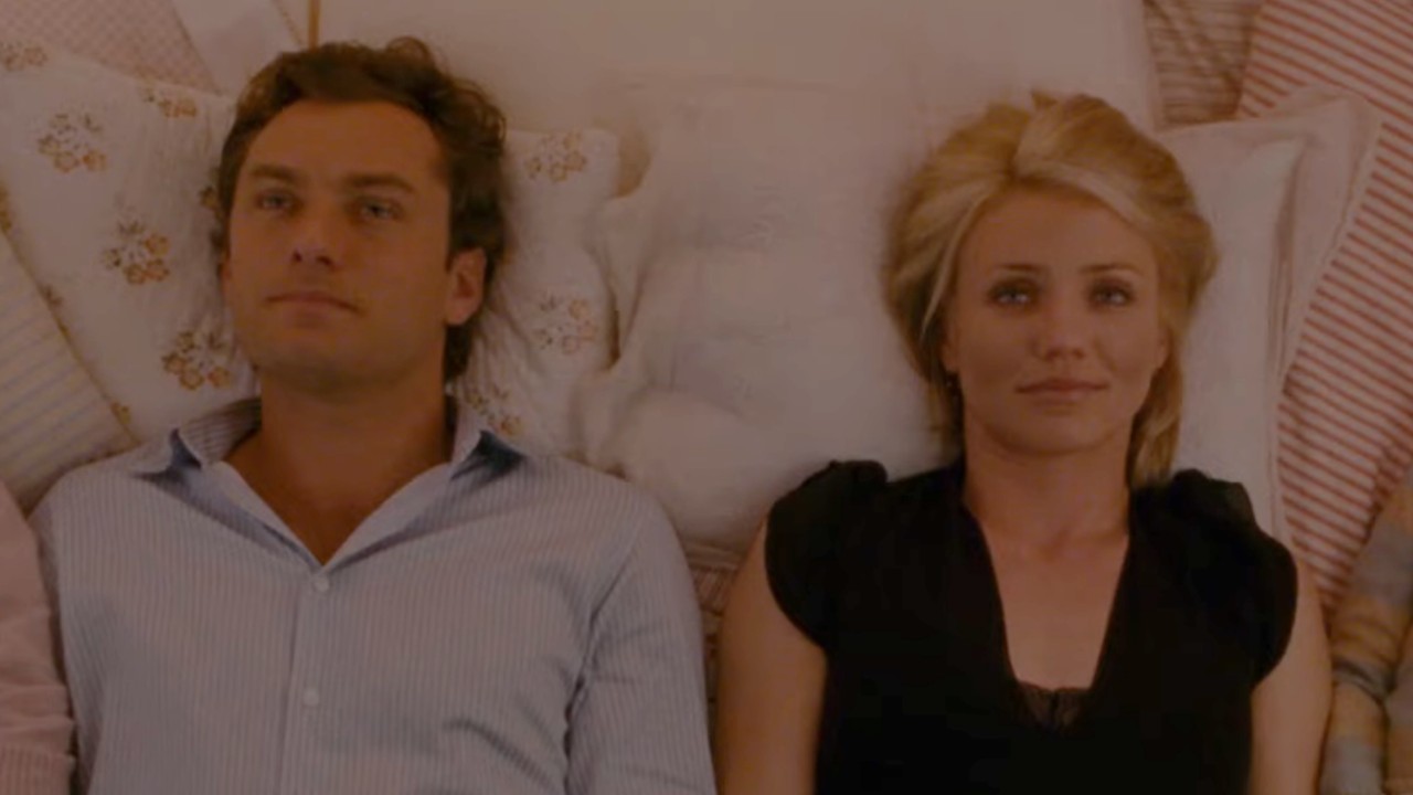 Jude Law und Cameron Diaz liegen in „The Holiday“ zusammen in einem Bett