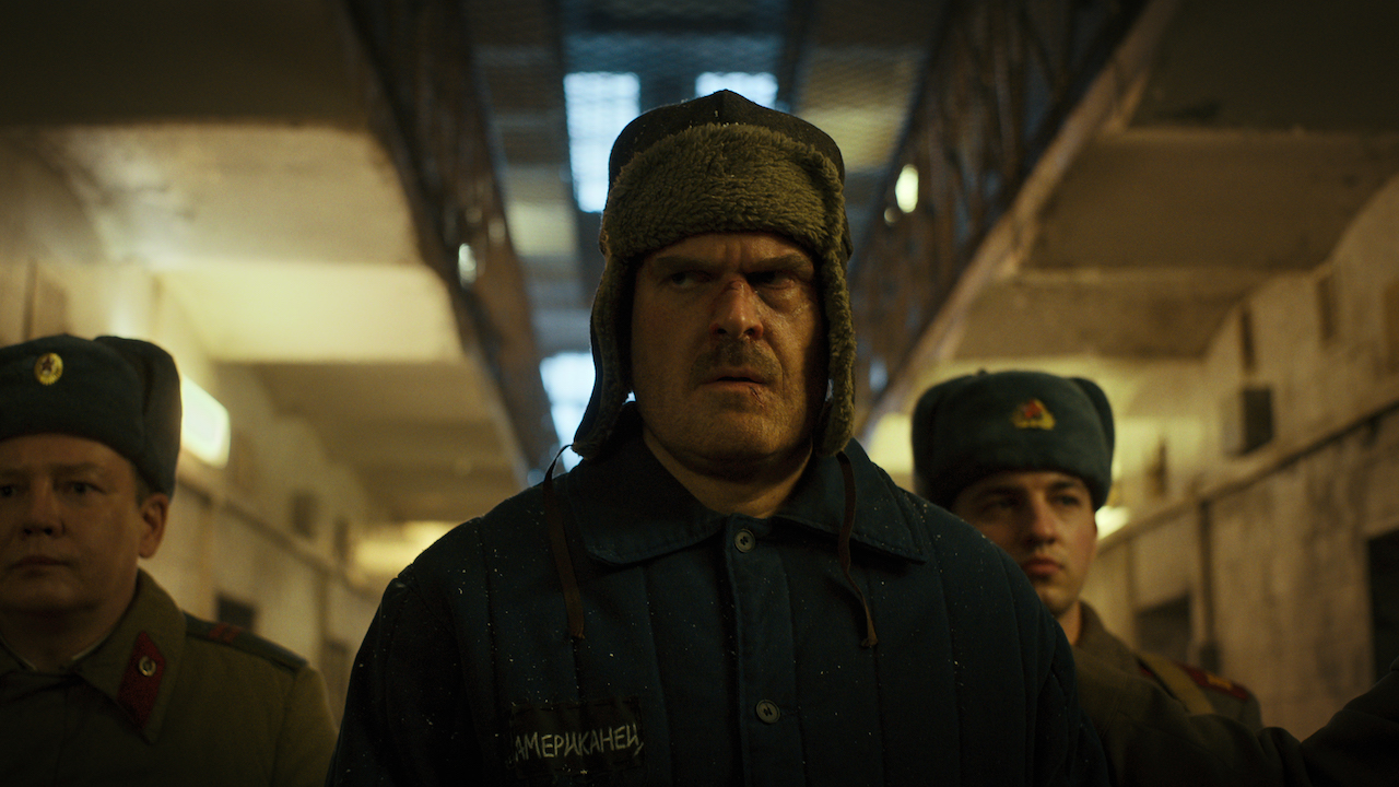 Hopper dans la prison russe dans Stranger Things Saison 4