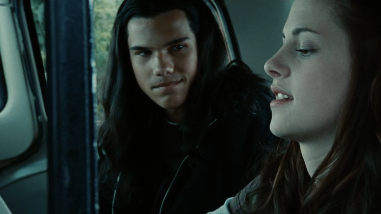 Taylor Lautner und Kristen Stewart in Twilight, roter Truck