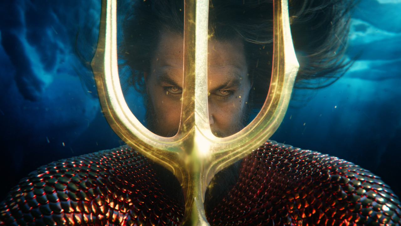 Aquaman de Jason Momoa tenant un trident près de son visage