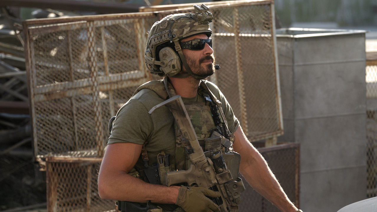 Brock Reynolds in voller Montur mit Waffe im SEAL-Team