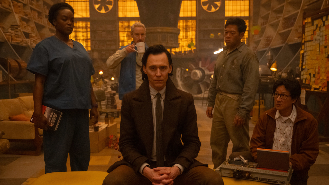 Loki und seine TVA-Freunde sitzen in OBs Werkstatt in Loki Staffel 2.