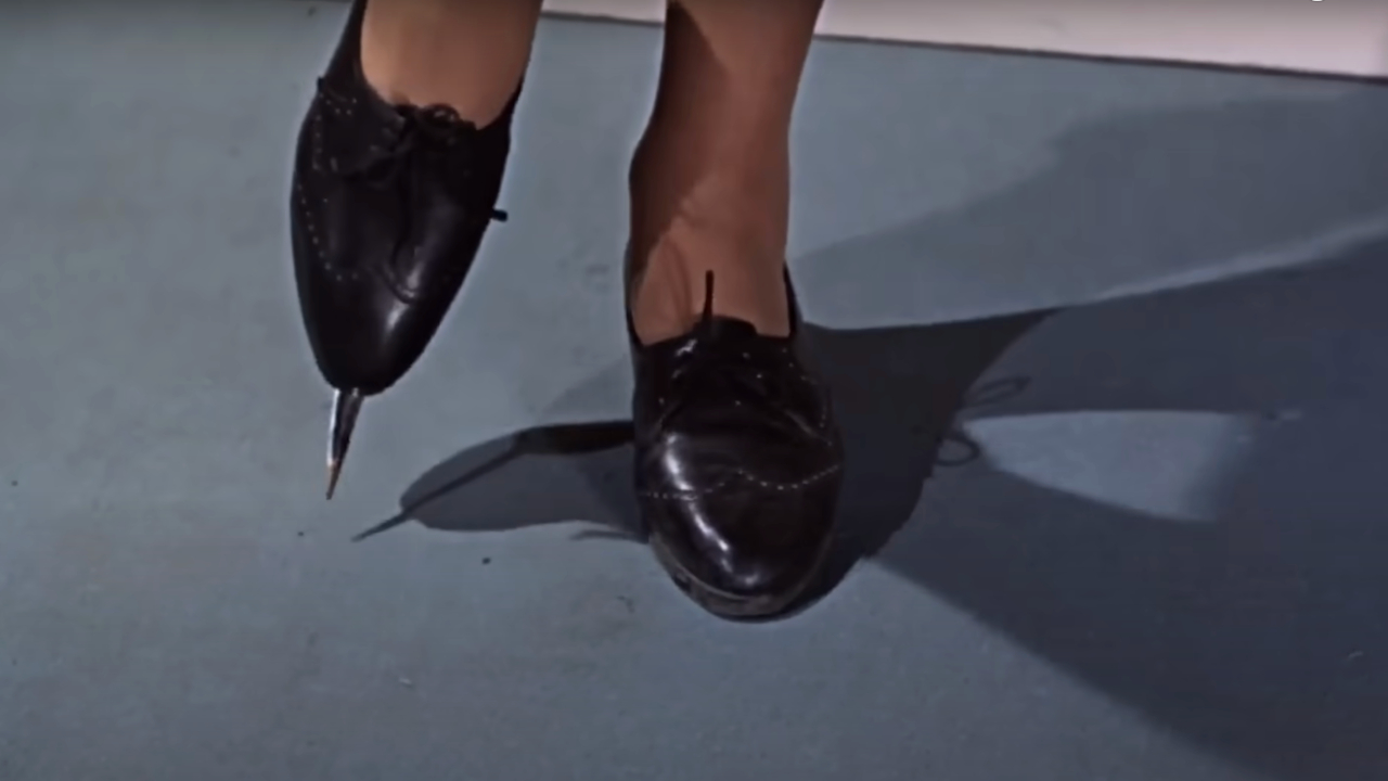 Лезвие туфли Розы Клебб на выставке в фильме «Из России с любовью».