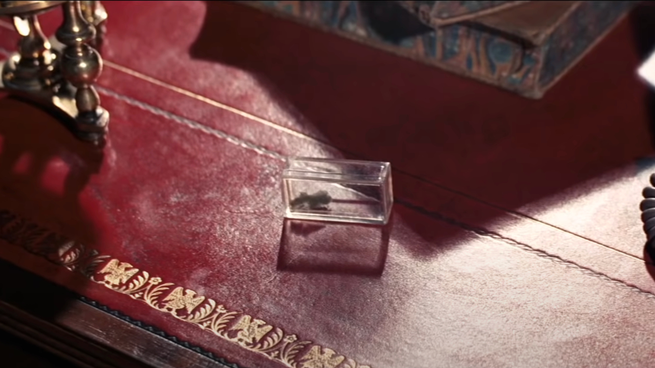 Радиоактивный ворс на столе М. в «На секретной службе Ее Величества».