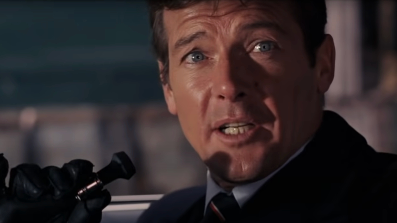 Роджер Мур с гордостью держит зажигалку Феликса в фильме «Живи и дай умереть».