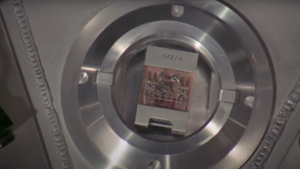 Агитатор Солекс, изображенный вблизи в фильме «Человек с золотым пистолетом».