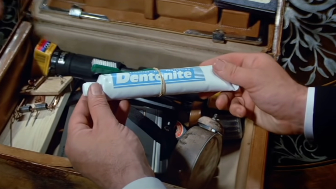 Дентонитовая зубная паста выставлена ​​​​в «Лицензии на убийство».
