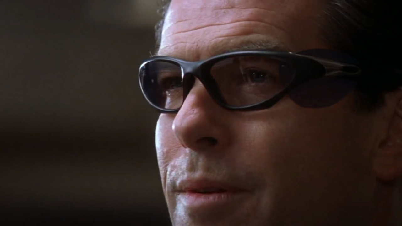 Пирс Броснан в очках виртуальной реальности в фильме «Умри, но не сейчас».