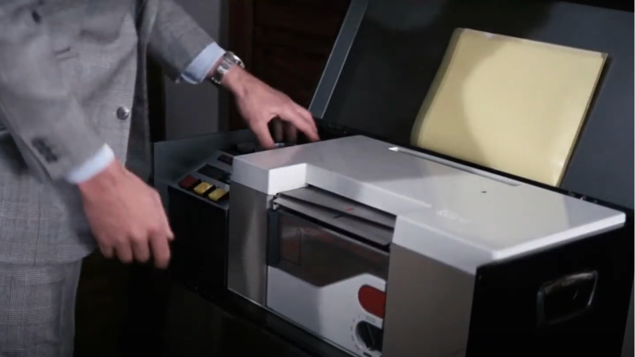 Гигантский взломщик сейфов распаковывается в фильме «На секретной службе Ее Величества».