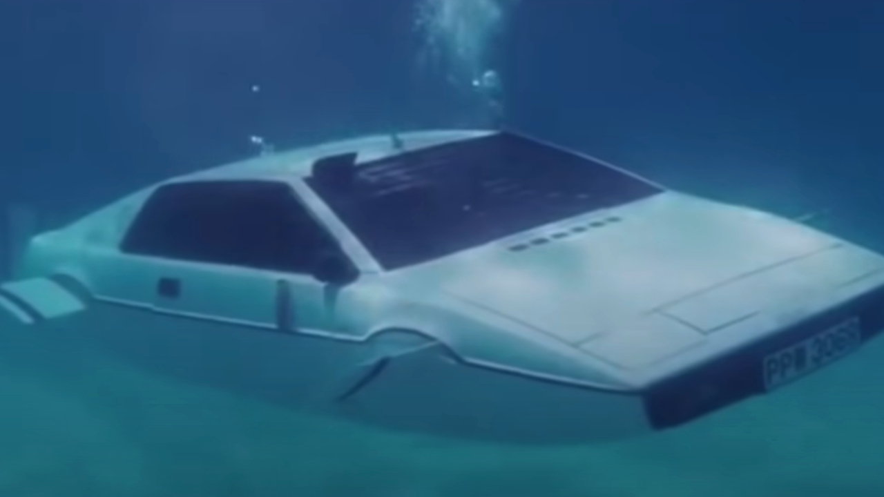 Мокрая Нелли плывет под водой в «Шпионе, который меня любил».