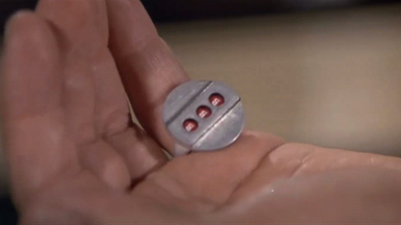 Кольцо электромагнитного регулятора оборотов Q, поднятое близко, в фильме «Бриллианты навсегда».