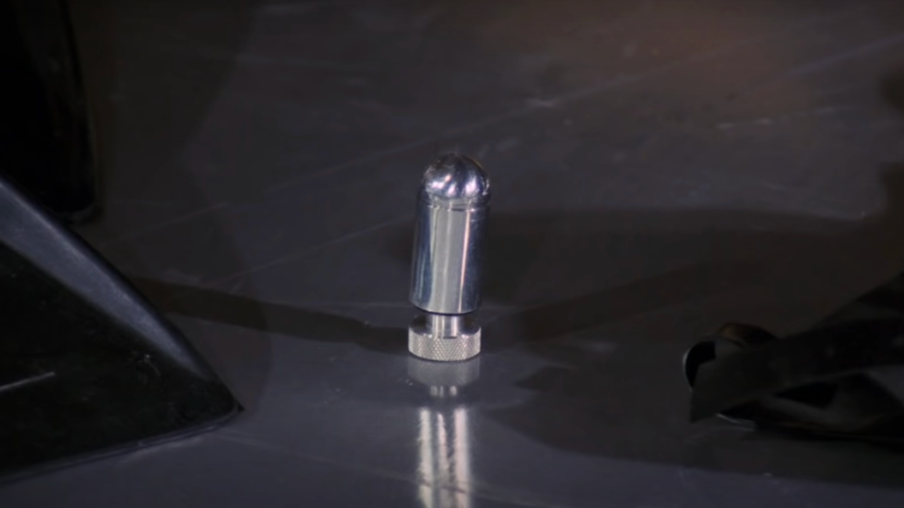 Гранулы акулы со сжатым газом, выставленные на витрине в фильме «Живи и дай умереть».