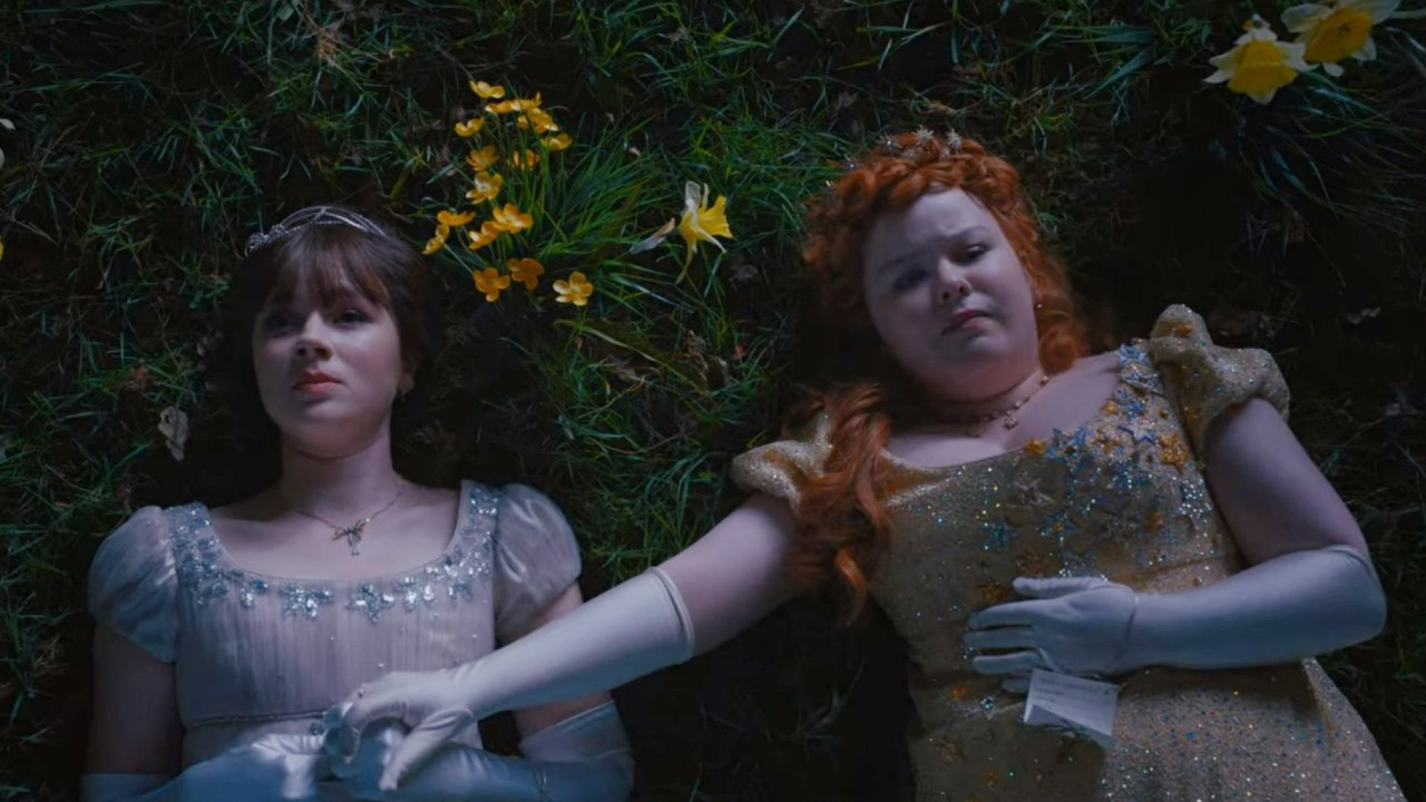 Claudia Jessie et Nicola Coughlan dans le rôle d'Eloise et Penelope dans Bridgerton