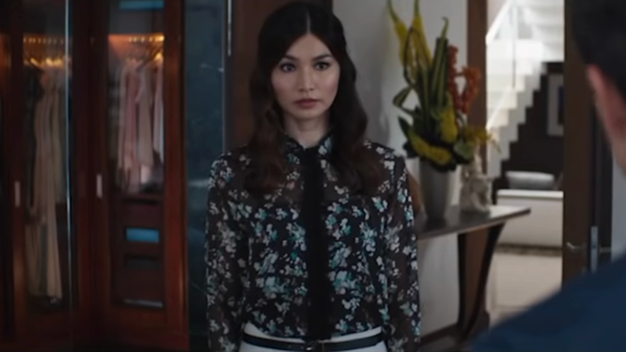 Gemma Chan steht mit gebrochenem Herzen in ihrem Schlafzimmer in „Crazy Rich Asians“.