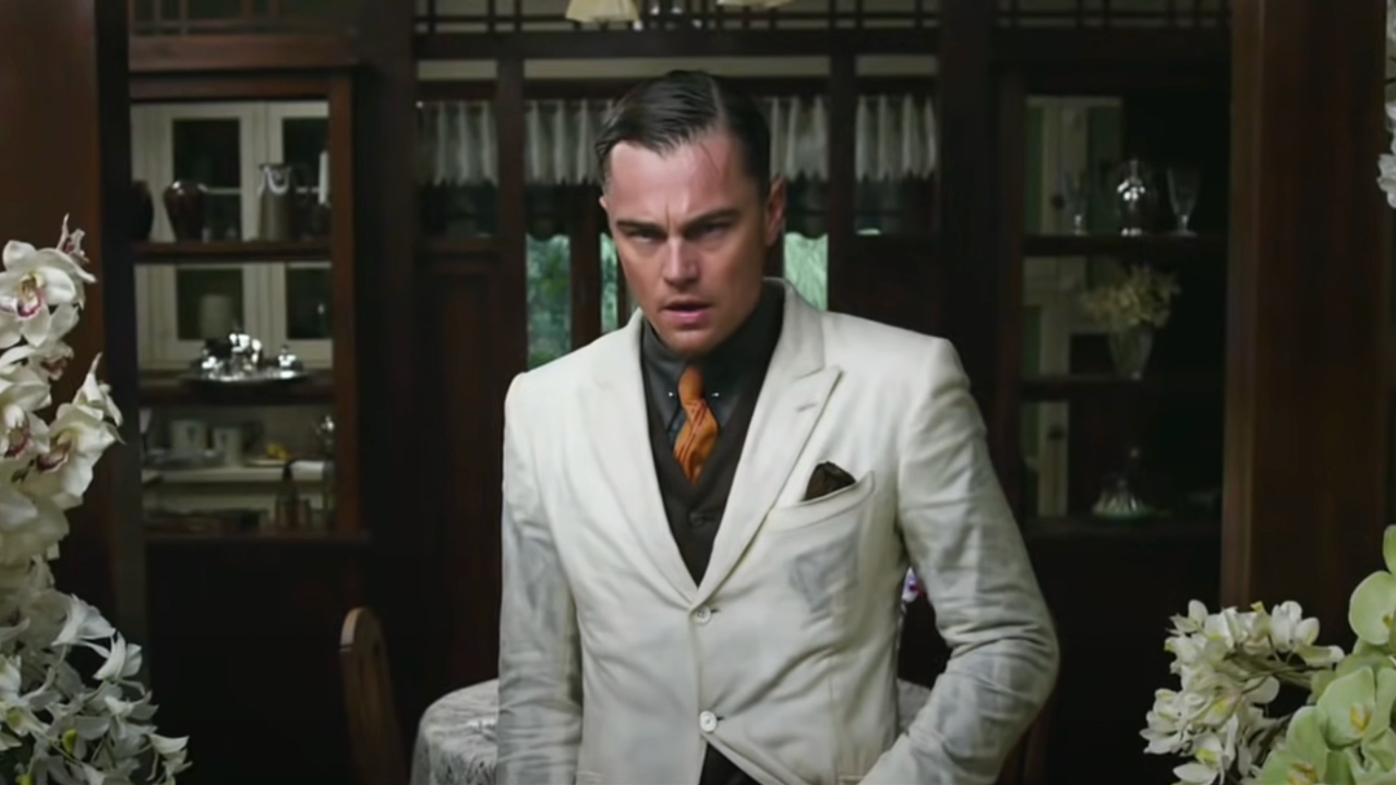Leonardo DiCaprio sieht verzweifelt aus, als er in „Der große Gatsby“ den Raum betritt.