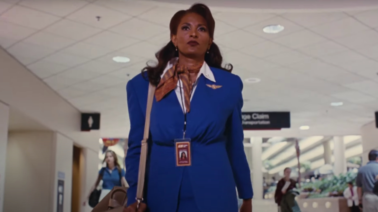 Pam Grier geht in Jackie Brown auf einem Flughafen spazieren