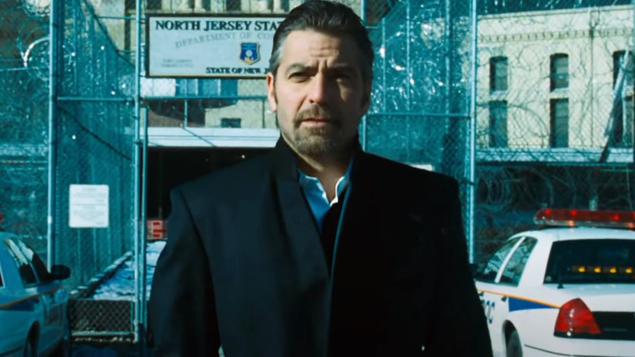 George Clooney verlässt das Gefängnis nach seiner Freilassung in Ocean's Eleven.