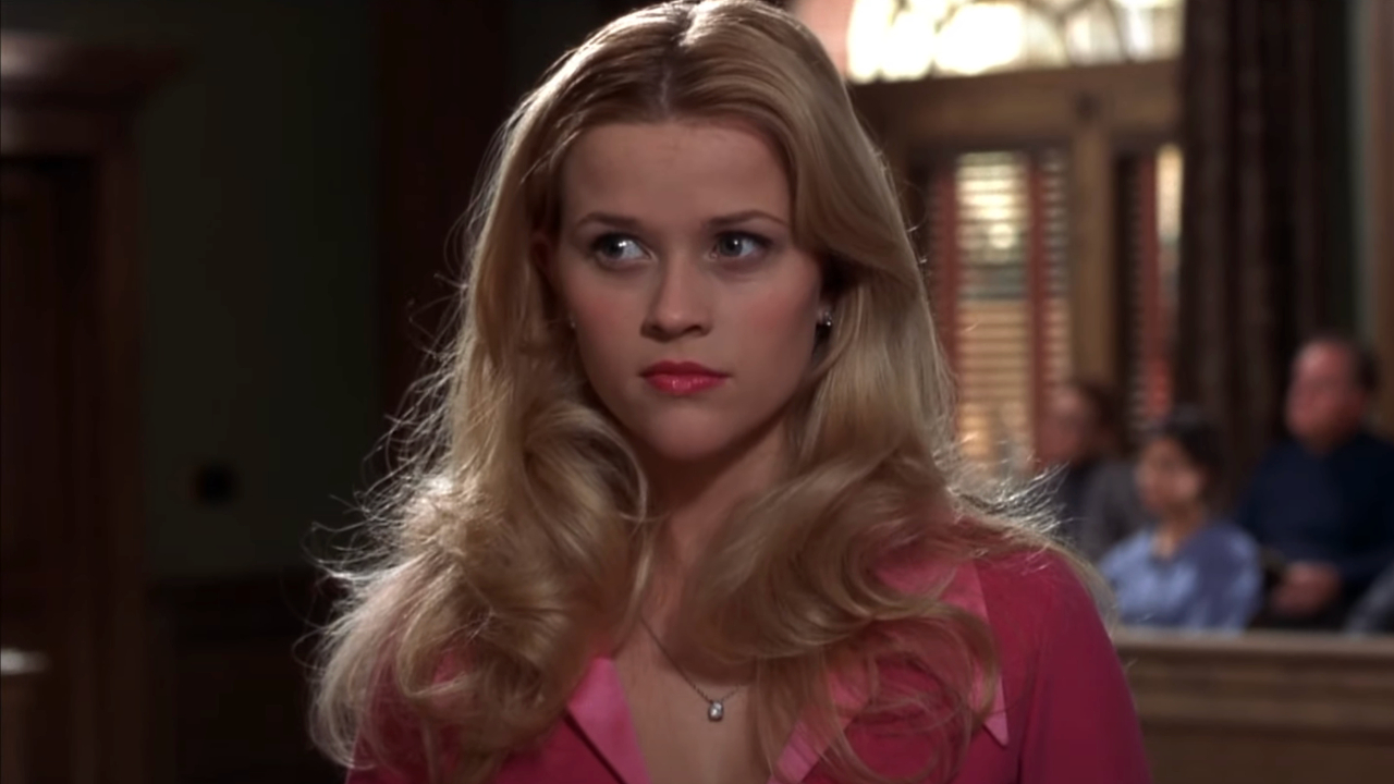 Reese Witherspoon steht in „Natürlich blond“ mit einem offenbarenden Blick vor Gericht.