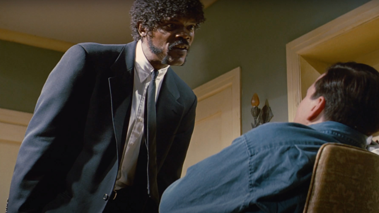 In Pulp Fiction ragt Samuel L. Jackson über jemandem auf, der auf einem Stuhl unter ihm sitzt.