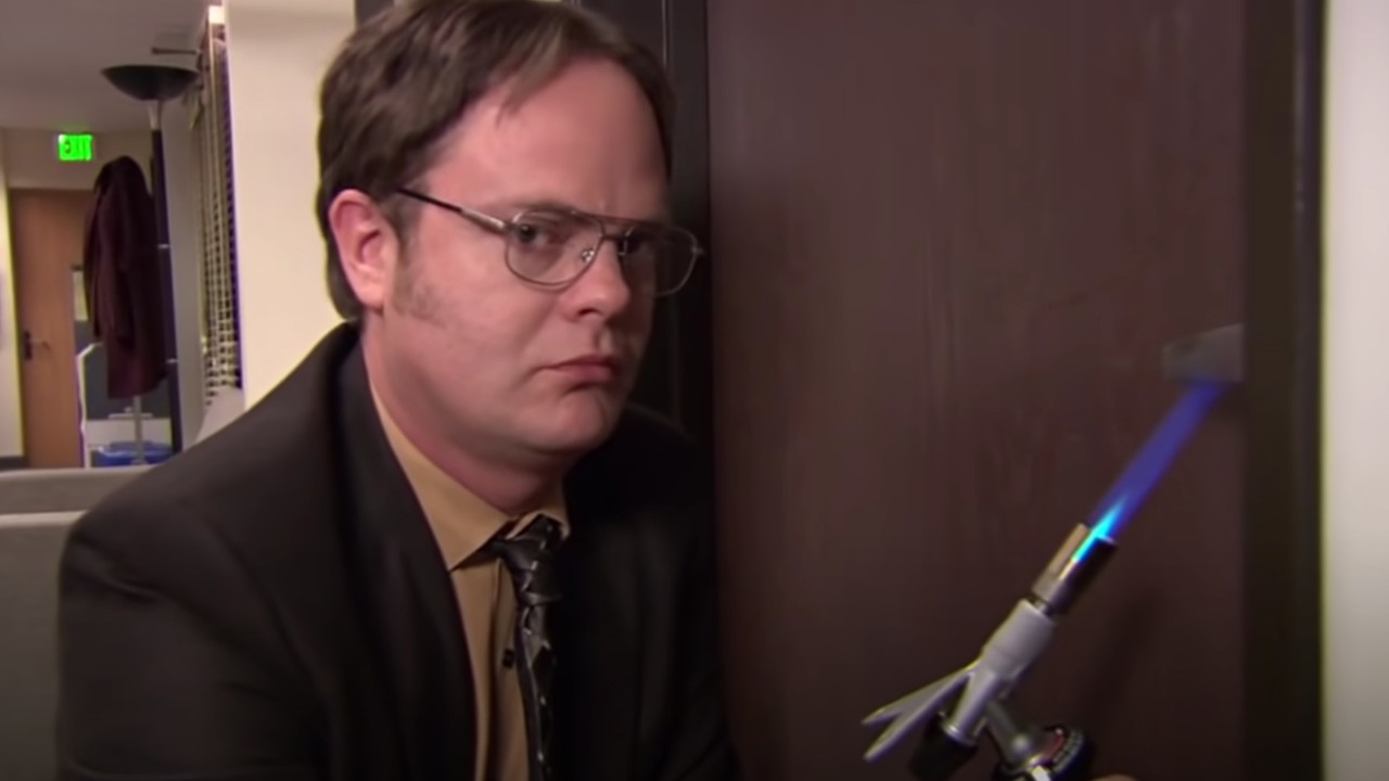 Dwight benutzt eine Lötlampe an den Türgriffen, um ein Feuer zu simulieren