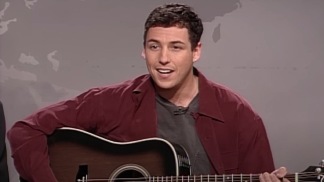 Adam Sandler joue de la guitare sur Weekend Update.