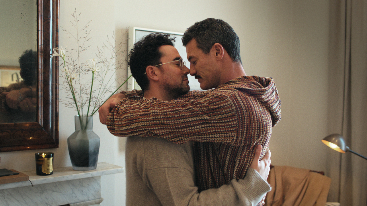 Дэниел Леви и Люк Эванс обнимаются в своей квартире в фильме «Хорошее горе».