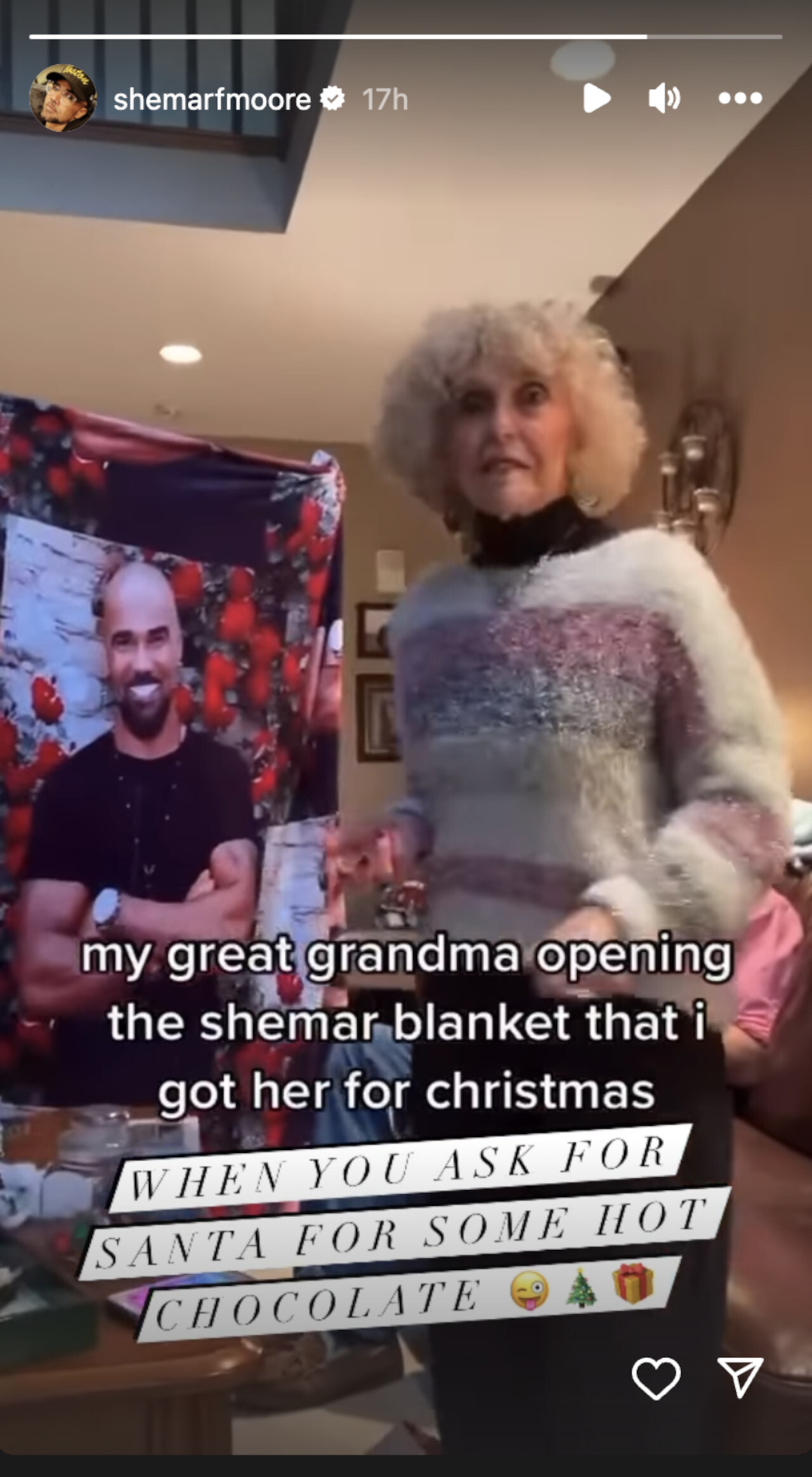 Instagram-Geschichte von Shemar Moores Urgroßmutter, die zu Weihnachten auf eine Decke mit seinem Gesicht darauf reagierte.