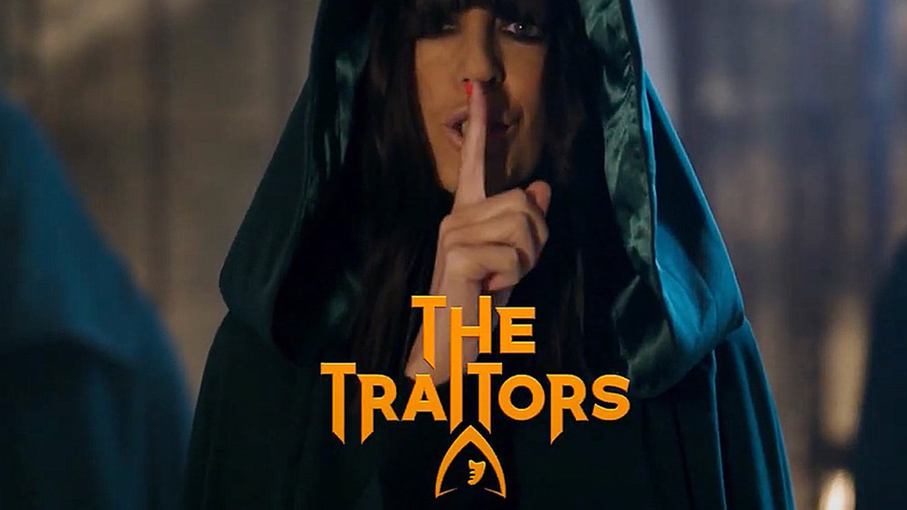 Claudia Winkleman, Moderatorin von The Traitors UK im Teaser zur zweiten Staffel
