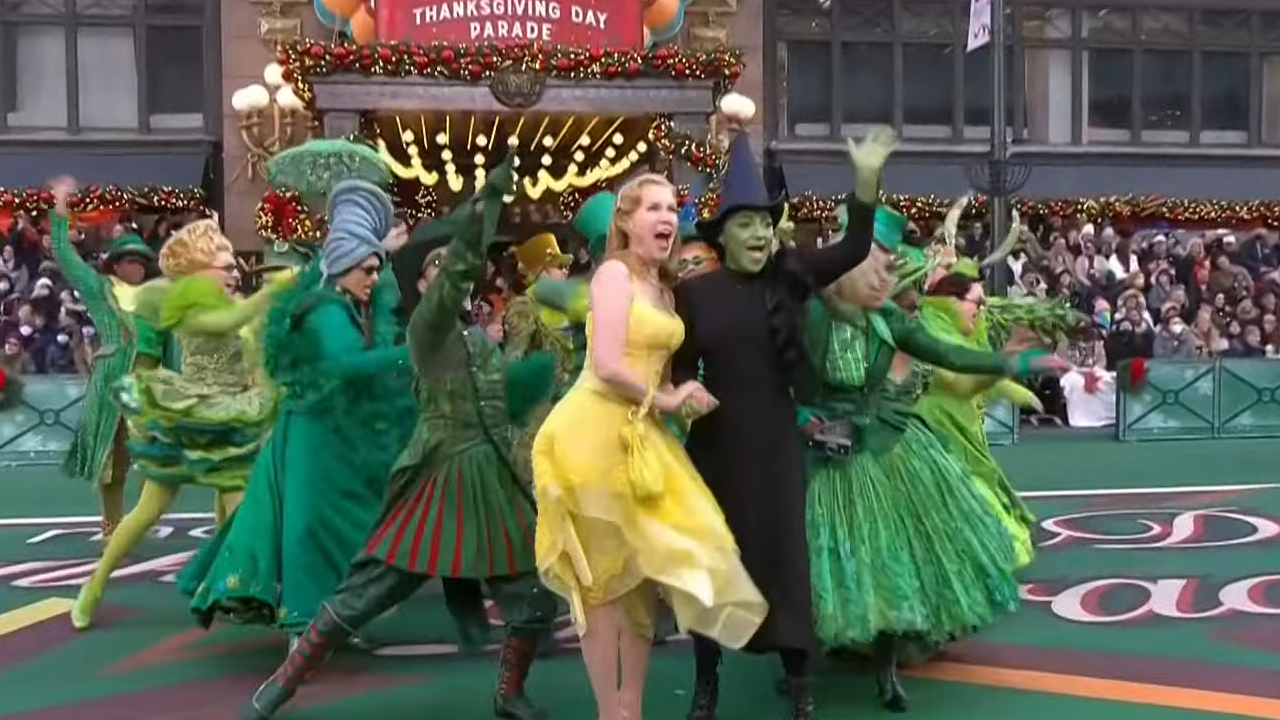 Die aktuelle Besetzung von Wicked tritt bei der 95. Thanksgiving Day Parade auf.
