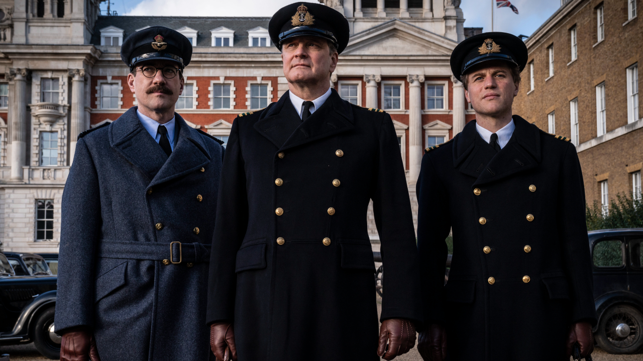 Matthew Macfadyen, Colin Firth und Johnny Flynn stehen in Uniform bei der Operation Mincemeat.