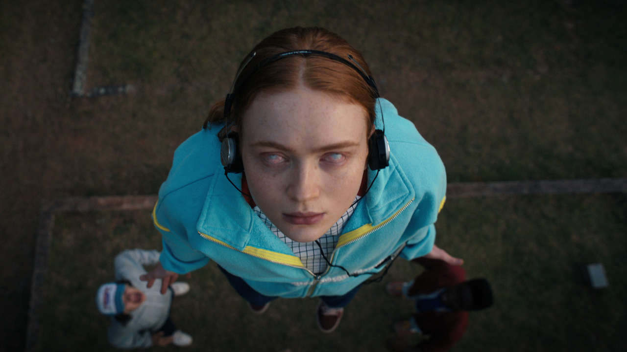 Sadie Sink dans le rôle de May Mayfield écoutant 
