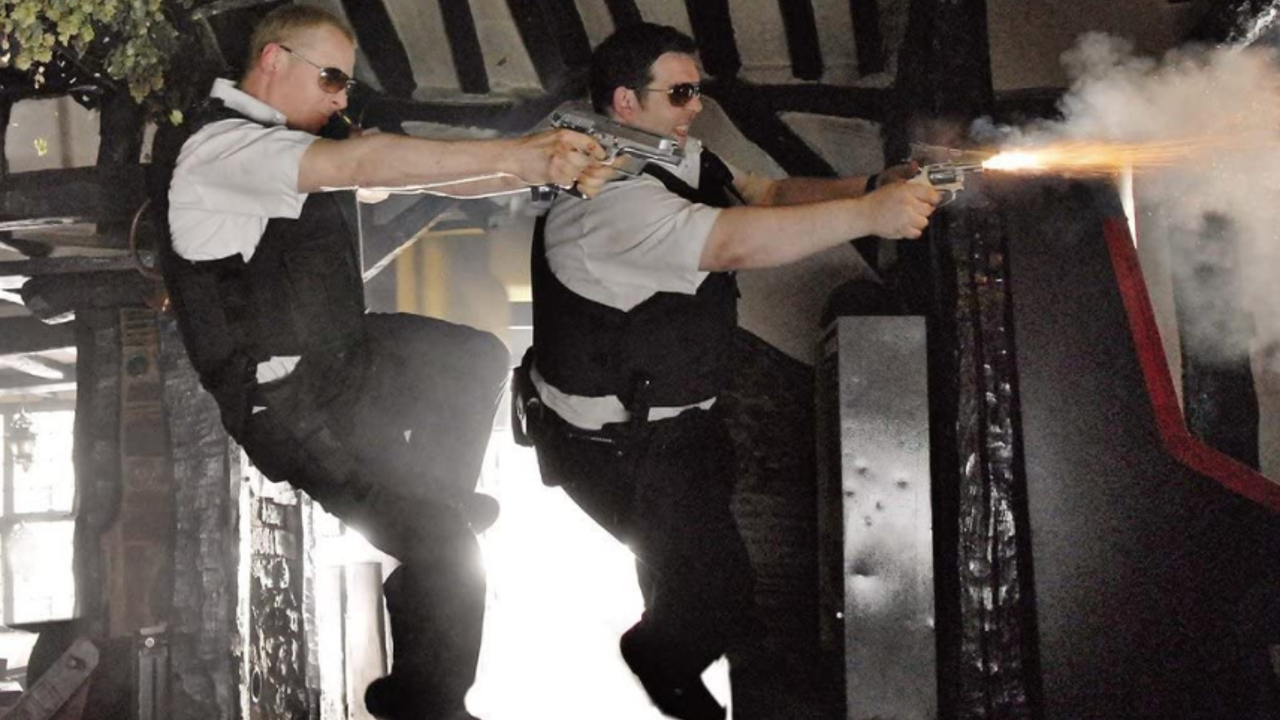 Саймон Пегг и Ник Фрост стреляют из двух пистолетов, прыгая в воздух в Hot Fuzz.