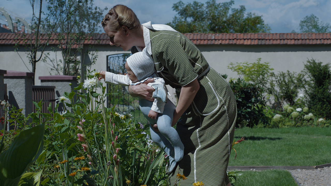 Sandra Hüller dans le rôle d'Hedwig Höss avec un bébé dans le jardin dans The Zone Of Interest