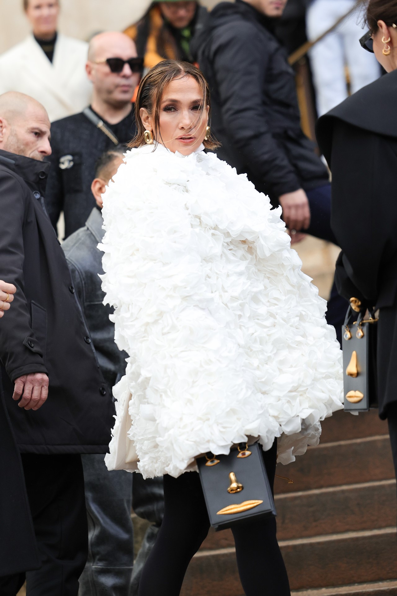PARIS, FRANKREICH – 22. JANUAR: Jennifer Lopez besucht die Schiaparelli Haute Couture Frühjahr/Sommer 2024-Show im Rahmen der Paris Fashion Week am 22. Januar 2024 in Paris, Frankreich.