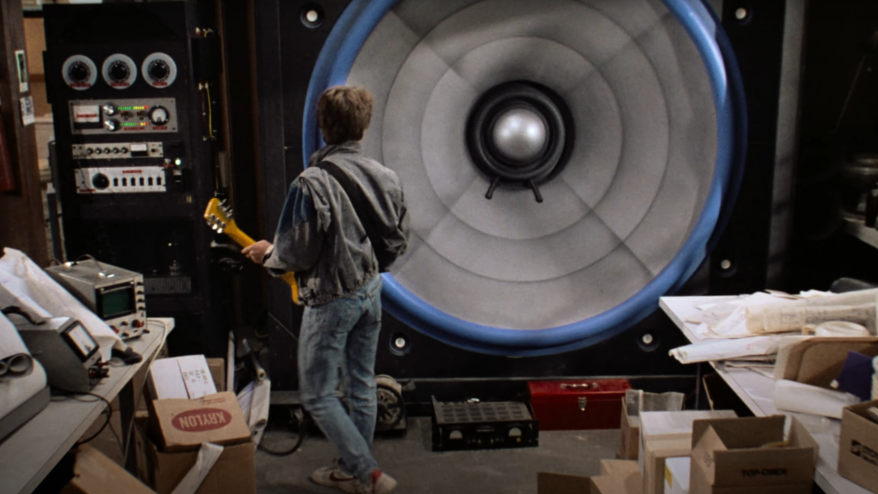 Майкл Джей Фокс стоит перед огромным усилителем в фильме «Назад в будущее».