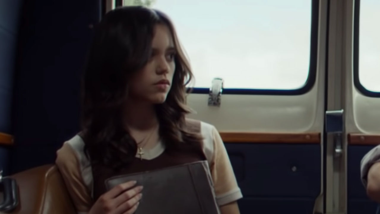 Jenna Ortega in einem Bus im X-Film.